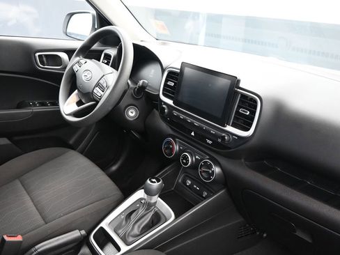 Certified 2025 Hyundai Venue SE image 12