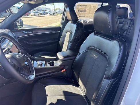 New 2026 Jeep Grand Cherokee Altitude image 19