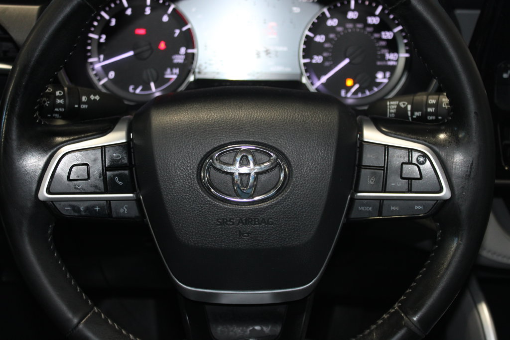 Used 2023 Toyota Highlander XLE AWD/4WD image 13