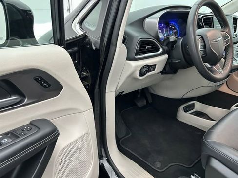 Used 2024 Chrysler Pacifica Touring-L image 29