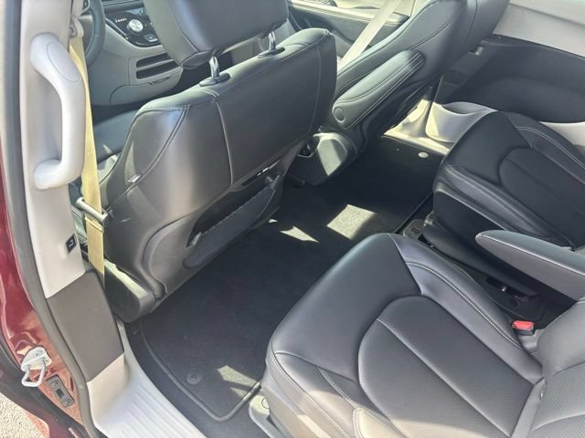 Used 2023 Chrysler Pacifica Touring-L FWD image 17