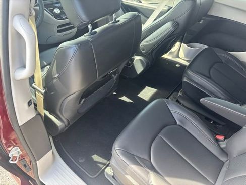 Used 2023 Chrysler Pacifica Touring-L FWD image 17