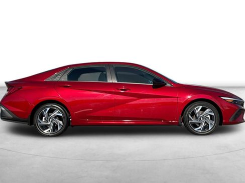 Certified 2025 Hyundai Elantra SEL image 9