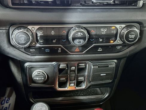 Used 2024 Jeep Wrangler Unlimited Sahara AWD/4WD image 15