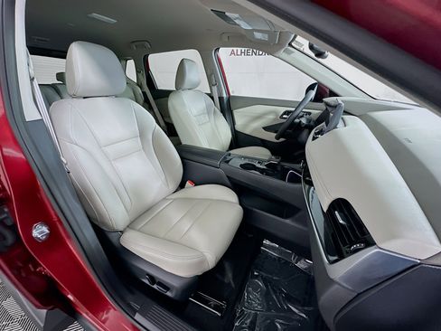 Used 2025 Nissan Rogue SL image 28