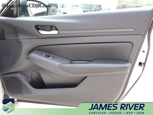 Used 2025 Nissan Altima 2.5 SV FWD image 8