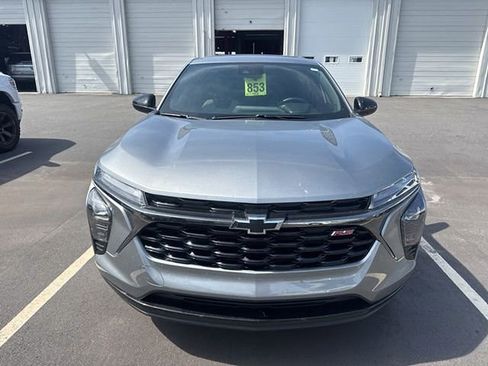 Used 2025 Chevrolet Trax RS w/ Sunroof Package FWD image 2