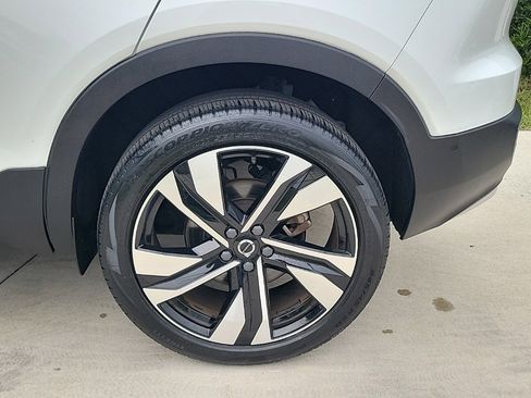 Used 2023 Volvo XC40 B4 Plus w/ Driver Assist Package image 4