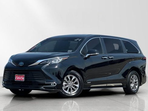 Used 2021 Toyota Sienna LE FWD image 2