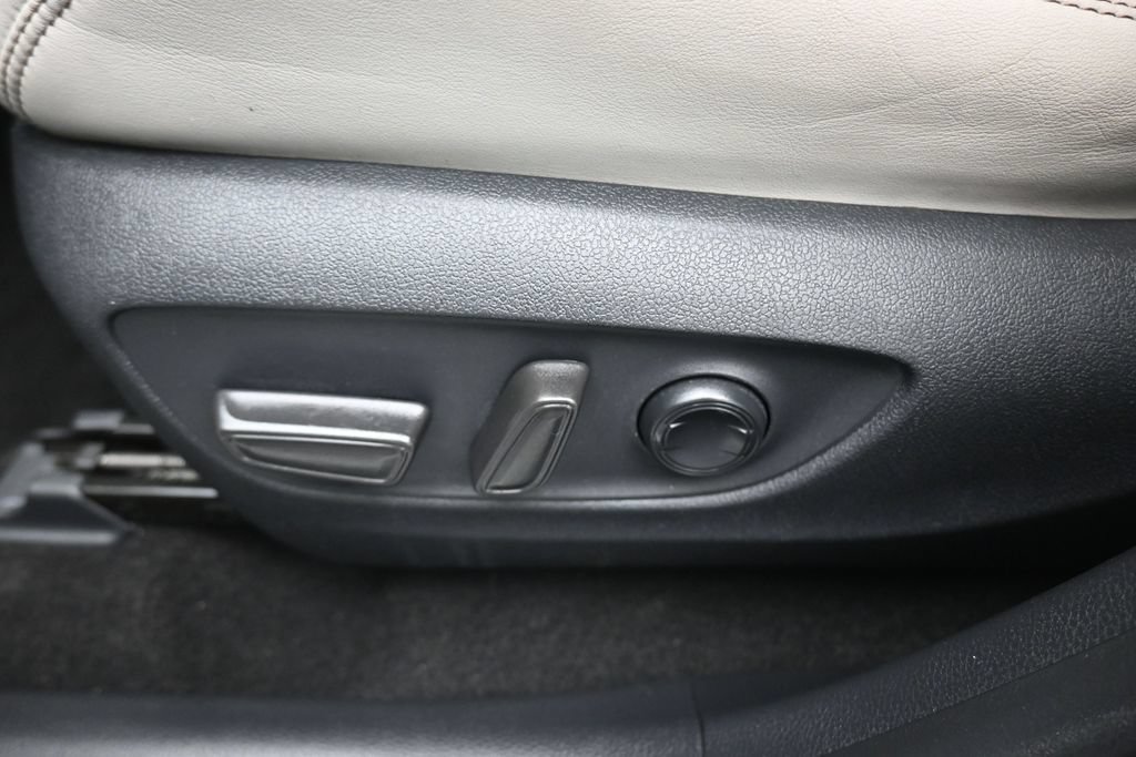Used 2019 Toyota RAV4 Limited w/ Carpet Mat Package AWD/4WD image 12