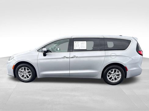 Used 2023 Chrysler Pacifica Touring-L FWD image 2