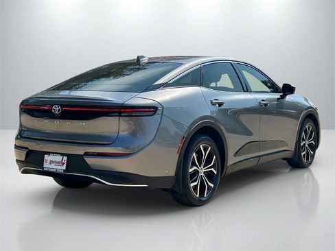 Used 2023 Toyota Crown Limited image 5