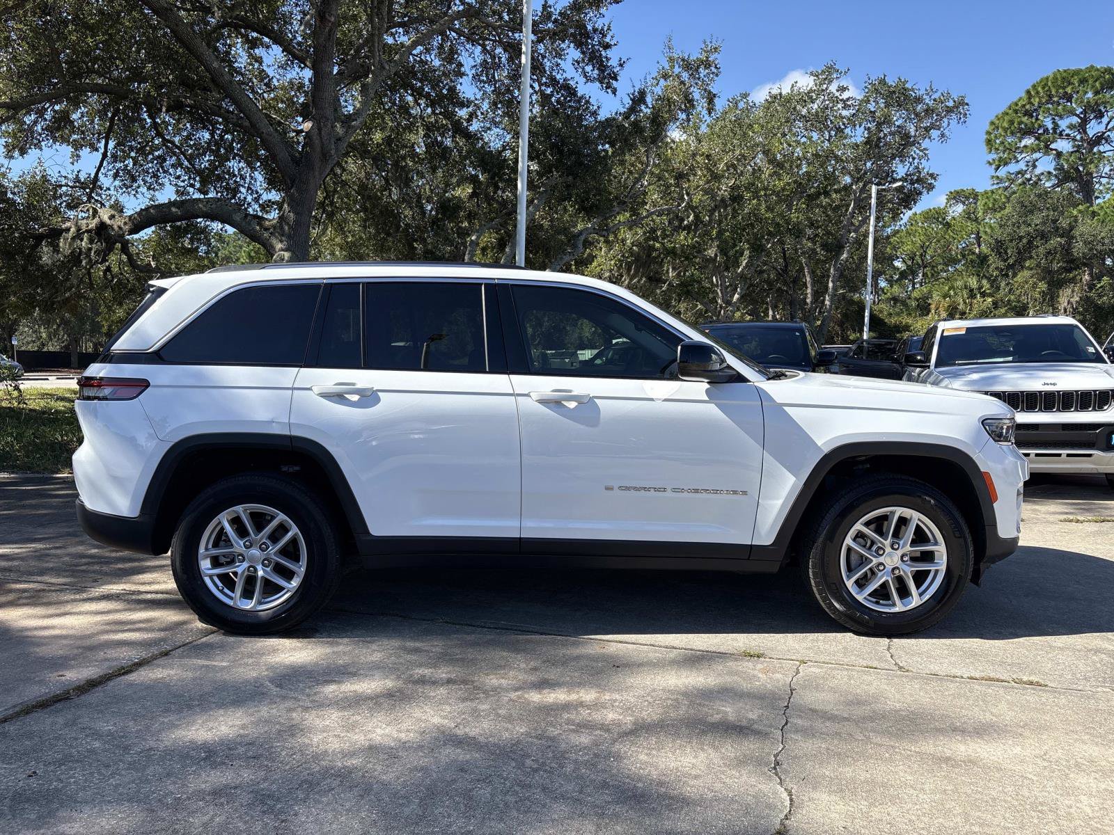 Used 2023 Jeep Grand Cherokee Laredo AWD/4WD image 2