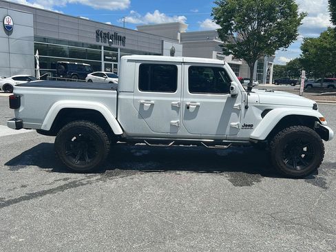 Used 2021 Jeep Gladiator Overland AWD/4WD image 6
