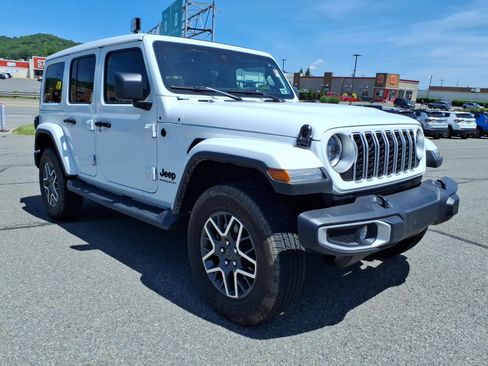 Used 2025 Jeep Wrangler Unlimited Sahara AWD/4WD image 9