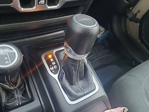 Used 2020 Jeep Gladiator Overland image 22