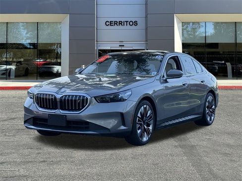 Used 2025 BMW i5 xDrive40 w/ Premium Package image 2