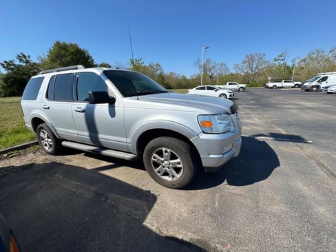 Used 2010 Ford Explorer XLT image 3