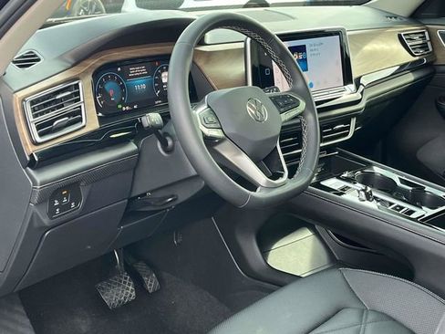 Used 2024 Volkswagen Atlas SE w/ Panoramic Sunroof Package image 12