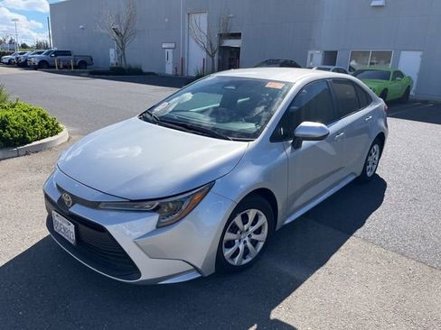 Used 2025 Toyota Corolla LE image 3