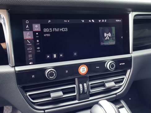 Certified 2025 Porsche Macan AWD/4WD image 17