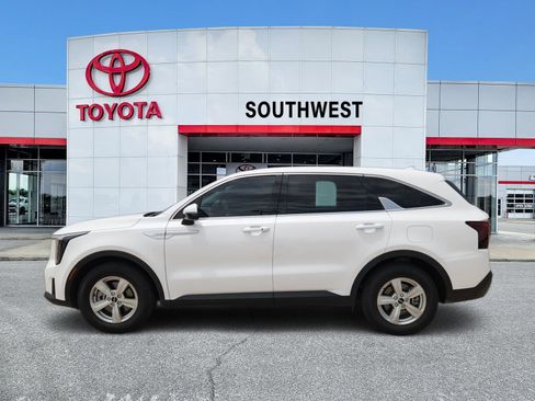 Used 2025 Kia Sorento LX FWD image 3