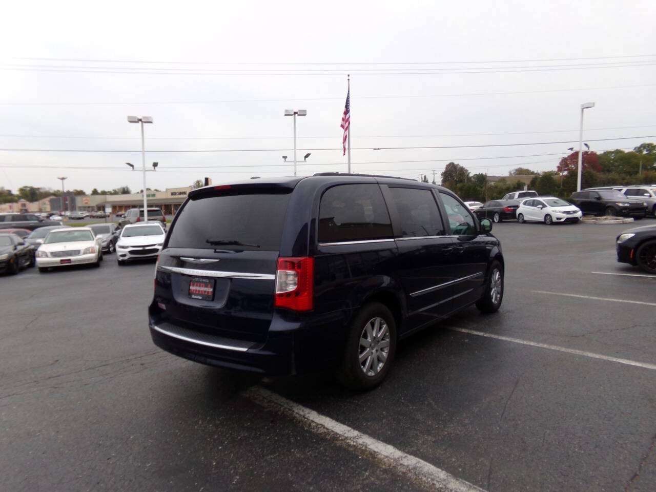 Used 2013 Chrysler Town & Country Touring FWD image 6