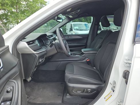 Used 2024 Jeep Grand Cherokee Laredo RWD image 9