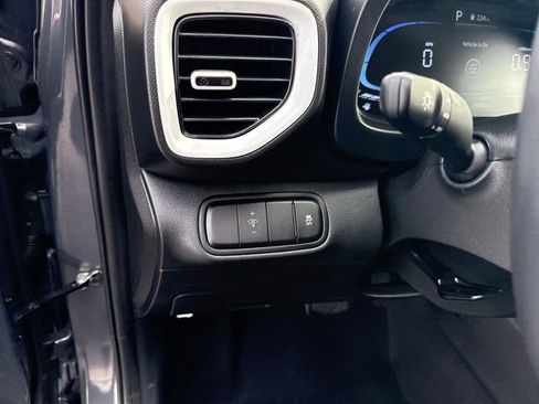 Certified 2025 Hyundai Venue Limited FWD image 15