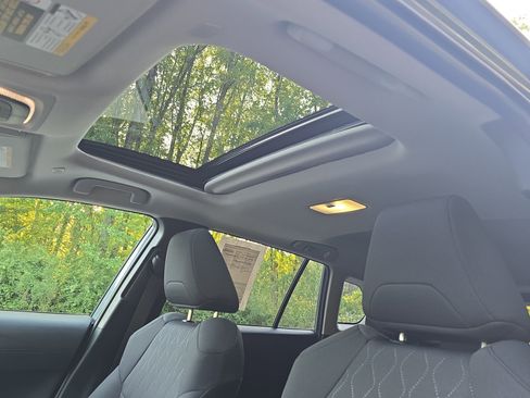 Used 2024 Toyota Corolla Cross LE w/ Moonroof Package image 27