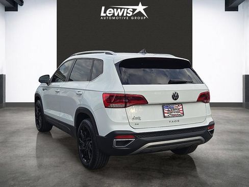 Used 2022 Volkswagen Taos SE w/ Panoramic Sunroof Package FWD image 3