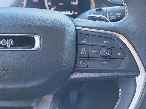 Used 2025 Jeep Grand Cherokee Limited w/ Luxury Tech Group II image 21