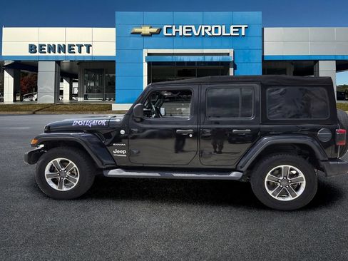 Used 2018 Jeep Wrangler Unlimited Sahara AWD/4WD image 4