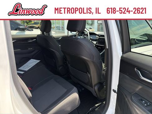 Used 2023 Jeep Grand Cherokee Laredo w/ Luxury Tech Group I AWD/4WD image 8