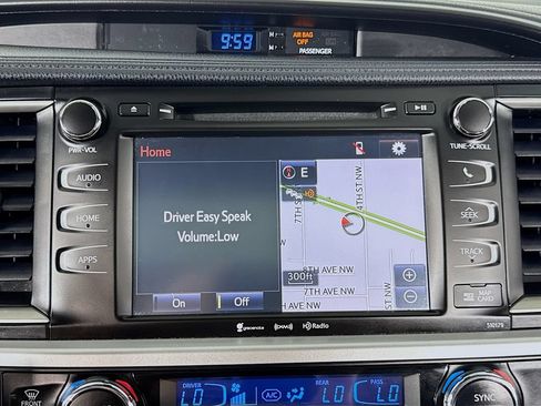 Used 2017 Toyota Highlander SE FWD image 23