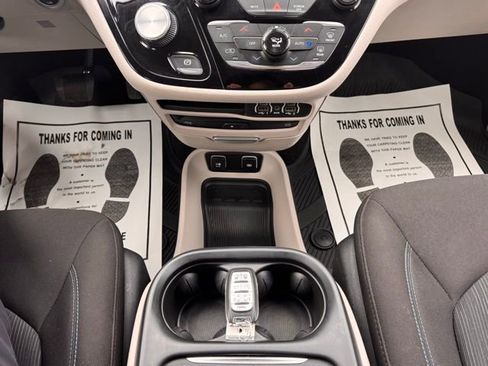 Used 2021 Chrysler Pacifica Touring w/ Uconnect Theater Family Group image 17