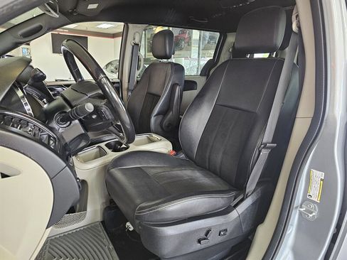 Used 2019 Dodge Grand Caravan SXT image 10