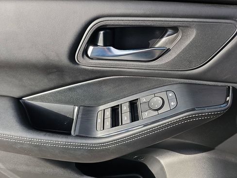 Used 2024 Nissan Rogue SV image 31