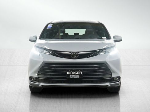 Used 2026 Toyota Sienna XLE Woodland Edition AWD/4WD image 8