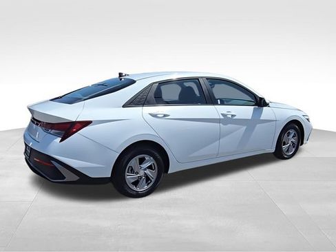 Used 2025 Hyundai Elantra SE FWD image 9