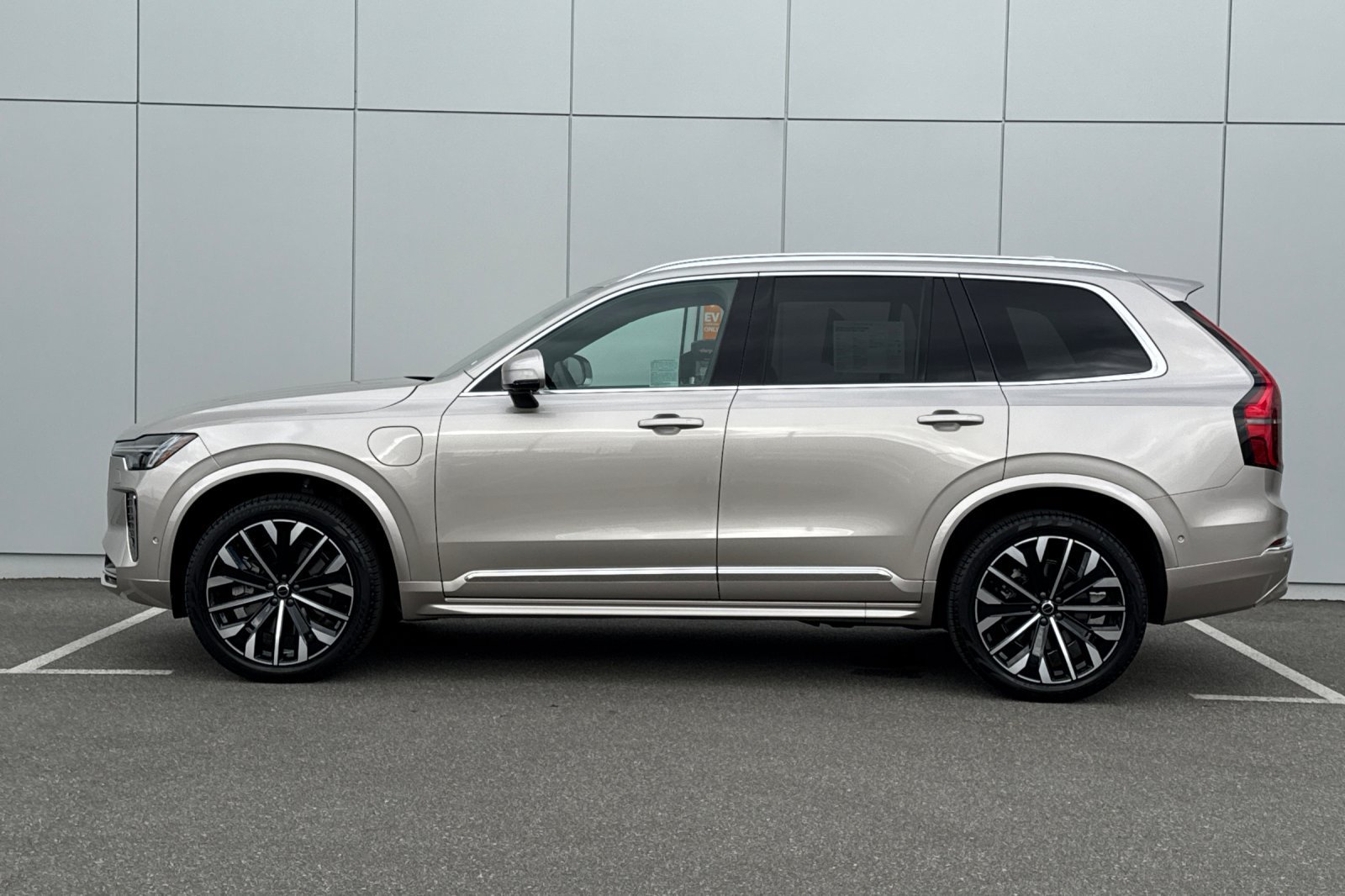 Used 2026 Volvo XC90 T8 Plus w/ Protection Package Premier AWD/4WD image 2