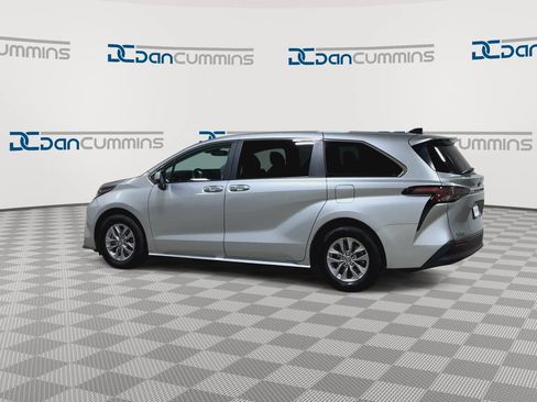Used 2025 Toyota Sienna XLE AWD/4WD image 7