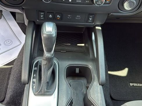 Used 2024 Nissan Frontier SV w/ SV Convenience Package RWD image 25