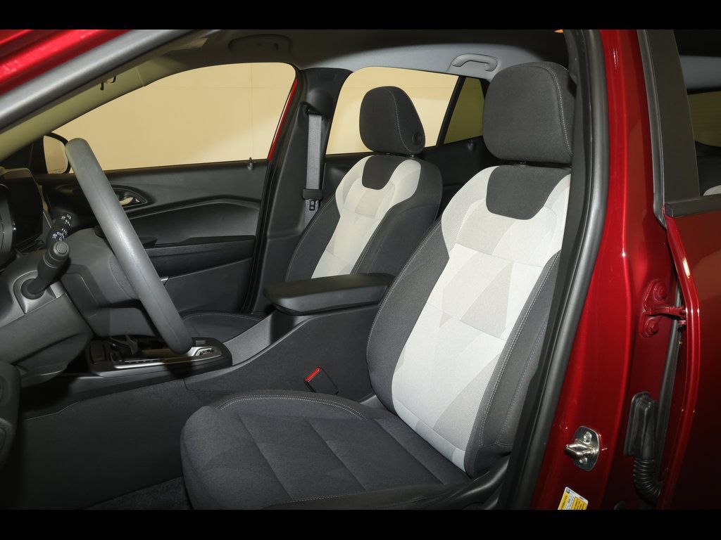 Used 2025 Chevrolet Trax LS w/ LS Convenience Package FWD image 21
