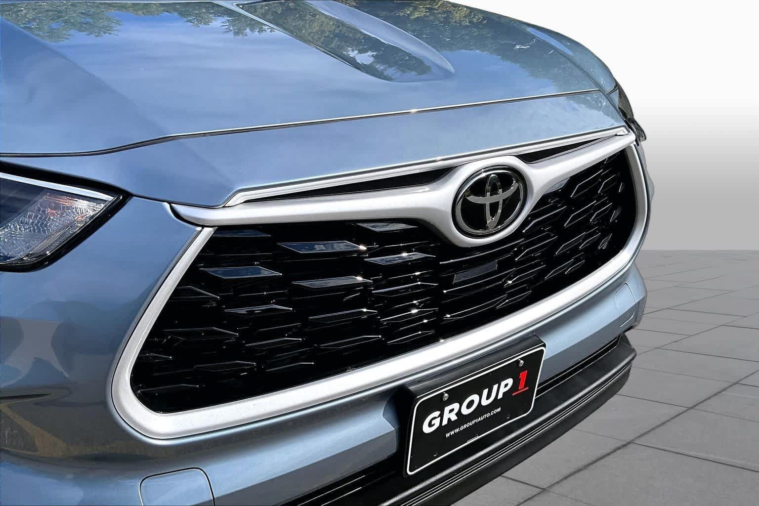 Used 2022 Toyota Highlander XLE AWD/4WD image 32