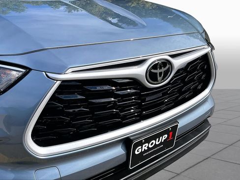 Used 2022 Toyota Highlander XLE AWD/4WD image 32