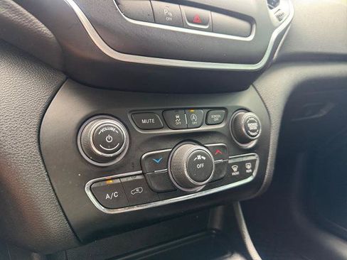 Used 2019 Jeep Cherokee Latitude Plus w/ Cold Weather Group FWD image 22