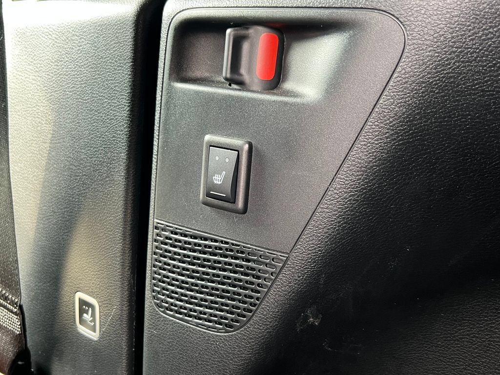 Used 2025 Chrysler Pacifica Limited FWD image 17