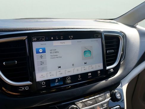 Used 2024 Chrysler Pacifica Touring-L FWD image 24