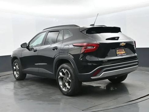 Used 2025 Chevrolet Trax LT w/ LT Convenience Package FWD image 9